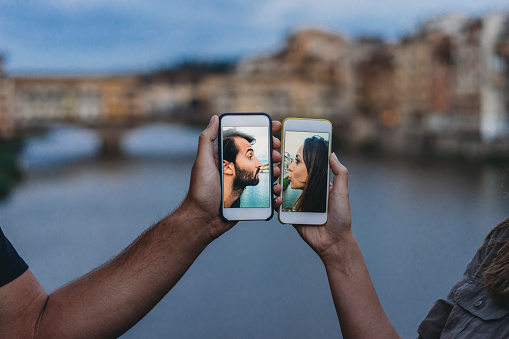 couple s'embrassant par smartphone